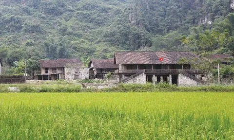 Độc đáo những ngôi nhà sàn bằng đá trên rẻo cao